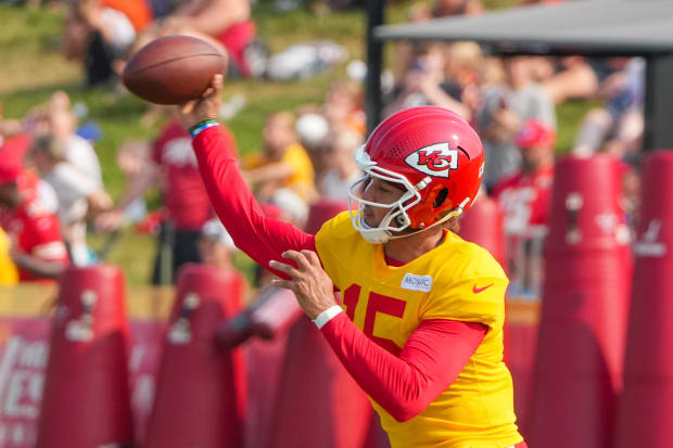 Patrick Mahomes throws a football in a Chiefs practice.