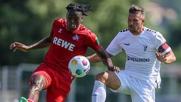 Elias Bakatukanda im Zweikampf mit Lukas Podolski