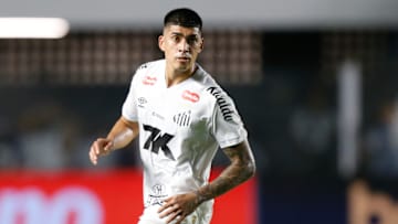 Adonis Frías ficará de fora do jogo de hoje após sentir problema muscular