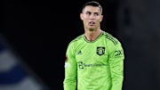 Cristiano Ronaldo est aidé par un coéquipier.