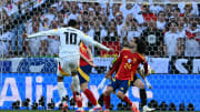 Die Aufregerszene das Spiel: Marc Cucurella bekommt den Ball an die Hand