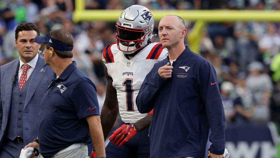 Sep 9, 2026; Seattle, Washington, USA; New England Patriots wide receiver A.J. Brown (1) is tended to by trainers after injuring his ankle during the third quarter against the Seattle Seahawks at Lumen Field. Mandatory Credit: Joe Nicholson-Imagn Images Sep 9, 2026; Seattle, Washington, USA; New England Patriots wide receiver A.J. Brown (1) is tended to by trainers after injuring his ankle during the third quarter against the Seattle Seahawks at Lumen Field. Mandatory Credit: Joe Nicholson-Imagn Images