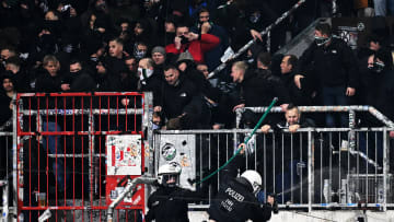 Heftige Auseinandersetzungen zwischen Fans und der Polizei