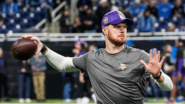 Minnesota Vikings quarterback Sam Darnold (14) warms up before the game between Detroit Lions and Minnesota Vikings