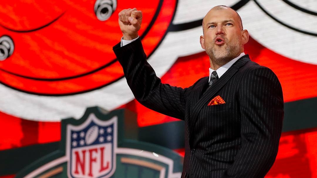 Apr 25, 2025; Green Bay, WI, USA; NFL Hall of Famer and former Cleveland Browns tackle Joe Thomas pumps his fist as he walks on stage to announce the Browns’ second-round pick during the 2025 NFL Draft at Lambeau Field. Mandatory Credit: Tork Mason/USA Today Network via Imagn Images Apr 25, 2025; Green Bay, WI, USA; NFL Hall of Famer and former Cleveland Browns tackle Joe Thomas pumps his fist as he walks on stage to announce the Browns’ second-round pick during the 2025 NFL Draft at Lambeau Field. Mandatory Credit: Tork Mason/USA Today Network via Imagn Images