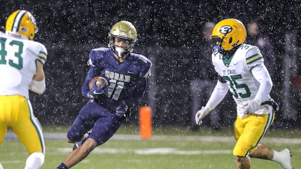 Elbert Hill returning a kickoff