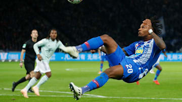 Valentino Lazaro versucht einen Fallrückzieher 