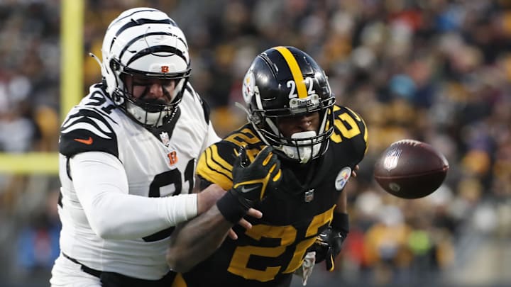 Nov 20, 2022; Pittsburgh, Pennsylvania, USA; Cincinnati Bengals defensive end Trey Hendrickson (91) breaks up a pass intended for Pittsburgh Steelers running back Najee Harris (22) during the first quarter at Acrisure Stadium. Mandatory Credit: Charles LeClaire-Imagn Images