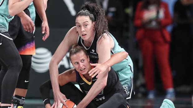 A photo of Breanna Stewart and Kitija Laksa fighting for the bal