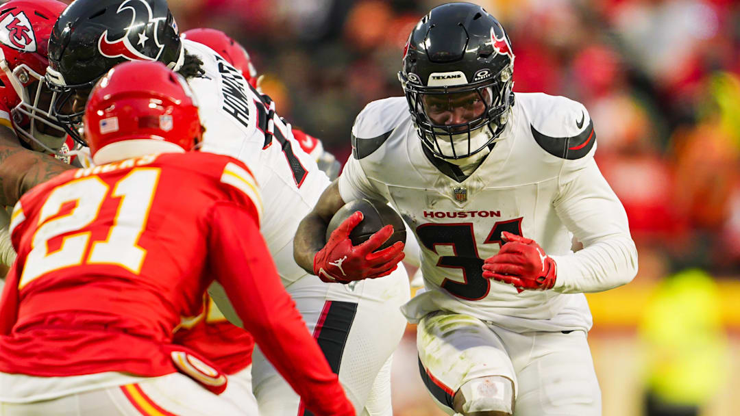 Jan 18, 2025; Kansas City, Missouri, USA; Houston Texans running back Dameon Pierce (31) runs the ball against Kansas City Chiefs safety Jaden Hicks (21) during the second half in a 2025 AFC divisional round game at GEHA Field at Arrowhead Stadium. Mandatory Credit: Jay Biggerstaff-Imagn Images