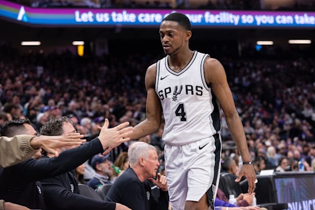 San Antonio Spurs guard De'Aaron Fox (4) 