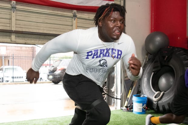 A.H. Parker High School (Alabama) lineman Jourdin Crawford works out using a restrictive band on his legs in 2022.