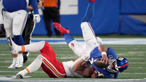 Chiefs linebacker Leo Chenal (54) sacks Giants quarterback Russell Wilson (3) in Week 3.
