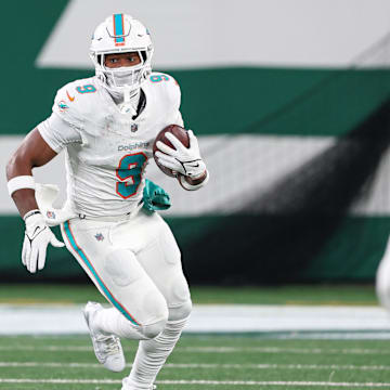 Jan 5, 2025; East Rutherford, New Jersey, USA; Miami Dolphins tight end Jonnu Smith (9) gains yards after catch during the first half against the New York Jets at MetLife Stadium. Mandatory Credit: Vincent Carchietta-Imagn Images