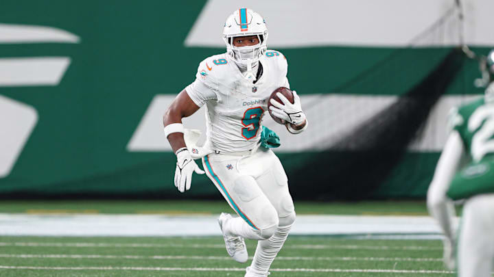 The Miami Dolphins are discussing a Jonnu Smith trade with the Pittsburgh Steelers.