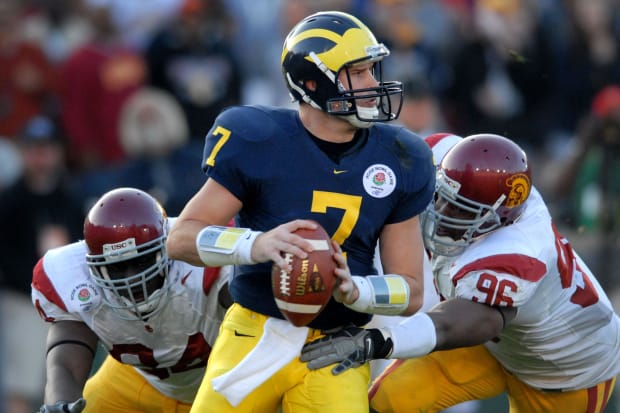 Michigan quarterback Chad Henne pressured by USC defensive linemen Lawrence Jackson and Kyle Moore at the 2007 Rose Bowl