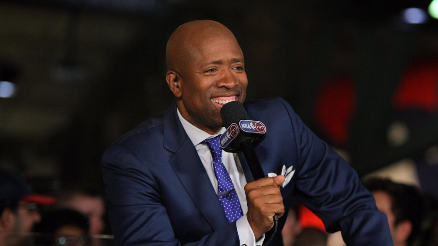 Kenny “The Jet” Smith Visits UNC Men’s Basketball