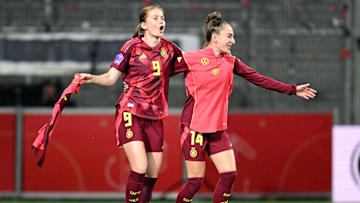 Sjoeke Nüsken und Sophie Kleinherne feiern den Nations League-Sieg gegen die Niederlande
