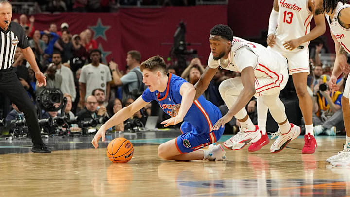 Apr 7, 2025; San Antonio, TX, USA; Florida Gators forward Alex Condon (21) dives for the ball against Houston Cougars forward Ja'Vier Francis (5) during the second half of the national championship game of the Final Four of the 2025 NCAA Tournament at the Alamodome. Mandatory Credit: Bob Donnan-Imagn Images Apr 7, 2025; San Antonio, TX, USA; Florida Gators forward Alex Condon (21) dives for the ball against Houston Cougars forward Ja'Vier Francis (5) during the second half of the national championship game of the Final Four of the 2025 NCAA Tournament at the Alamodome. Mandatory Credit: Bob Donnan-Imagn Images