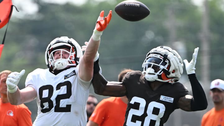 Aug 5, 2024; Cleveland Browns cornerback Justin Hardee Sr. (28) is unable to make the interception on a pass intended for tight end Treyton Welch (82) during practice at the Browns training facility in Berea, Ohio. Mandatory Credit: Bob Donnan-USA TODAY Sports