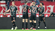 Die Bayern bejubeln den Ausgleichstreffer durch Michael Olise (rechts im Bild)