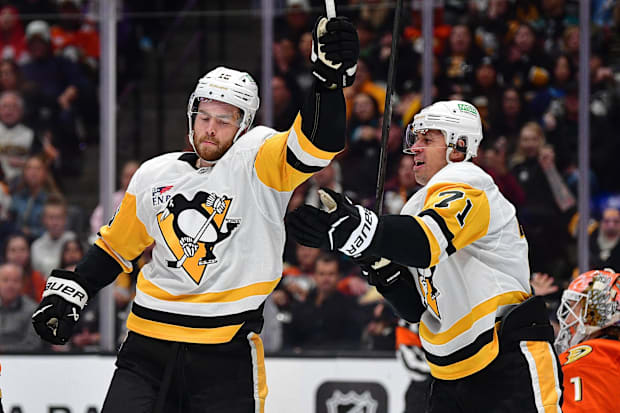 Hockey players celebrate goa