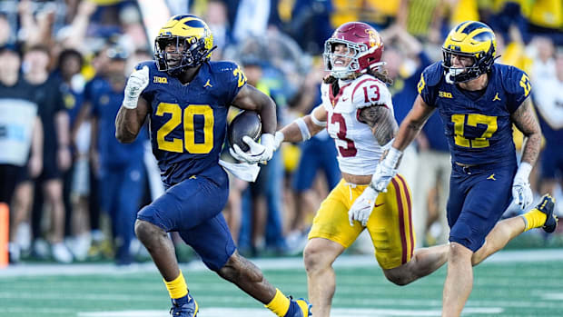 Michigan running back Kalel Mullings (20) runs against USC linebacker Mason Cobb (13) during the second half at Michigan Stad