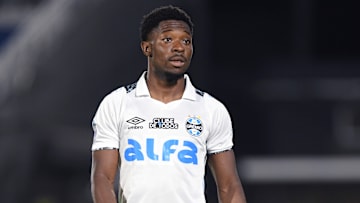 Amuzu é um dos atacantes titulares do Grêmio