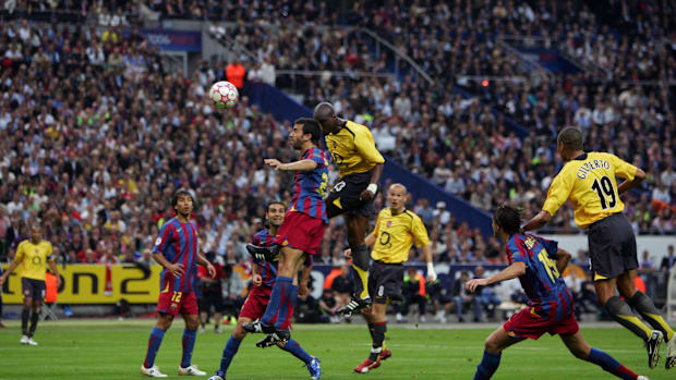 Sol Campbell heads in against FC Barcelona in the 2006 final.