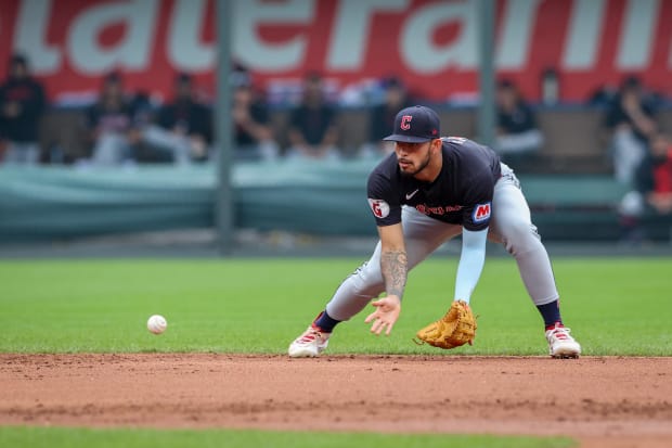 Gabriel Arias field a ground ball