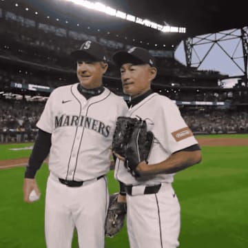 Mariners legend Suzuki and manager Wilson pose after the ceremonial first pitch on Opening Day