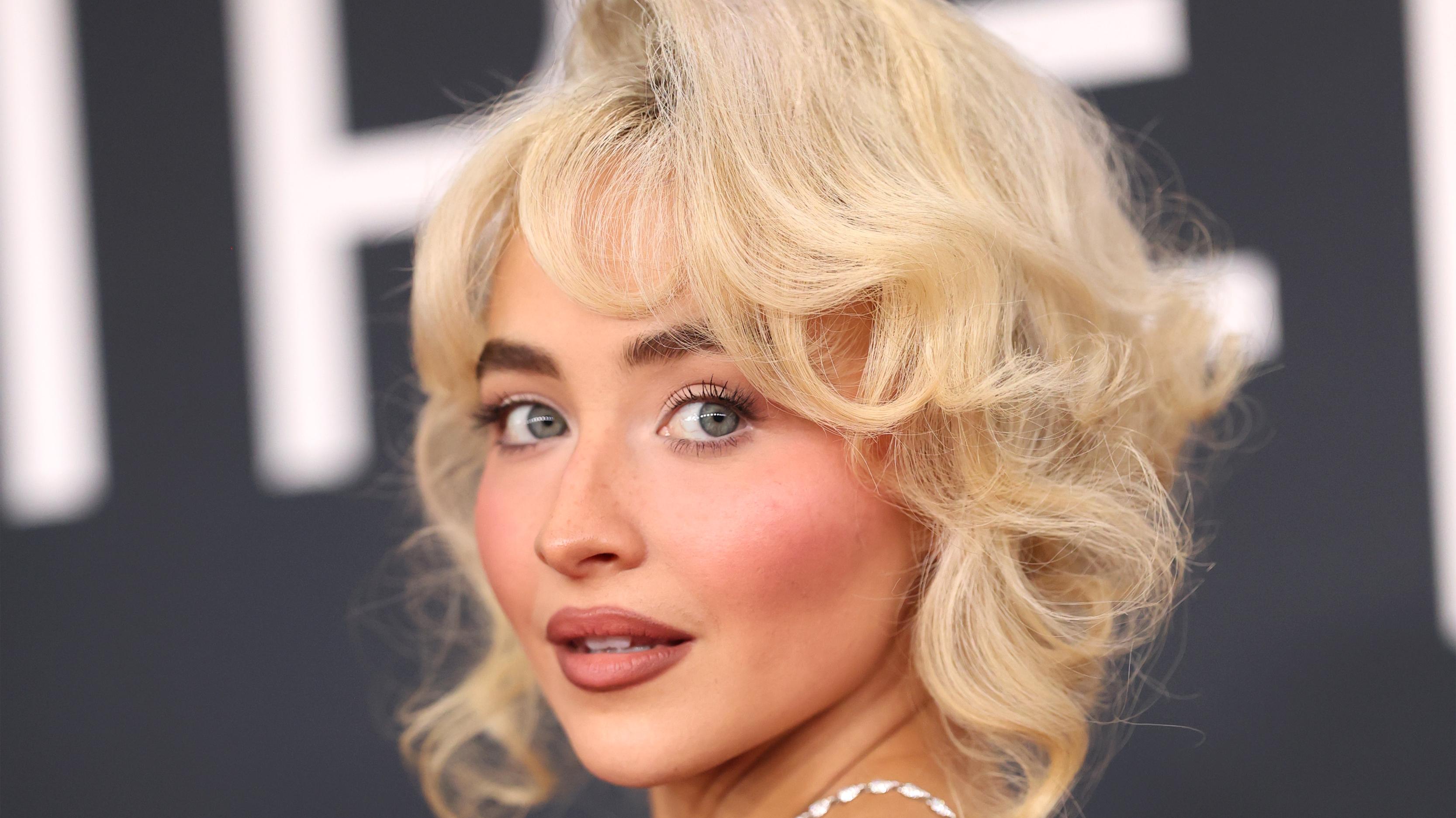 Sabrina Carpenter Puts an Autumnal Twist on Butter Yellow Trend