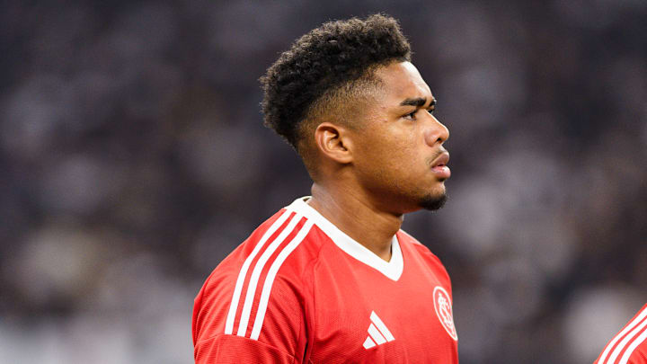 Victor Gabriel pode atuar improvisado na lateral