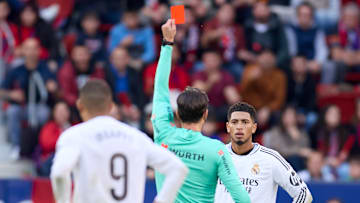 José Luis Munuera sacándole tarjeta roja a un incrédulo Jude Bellingham 