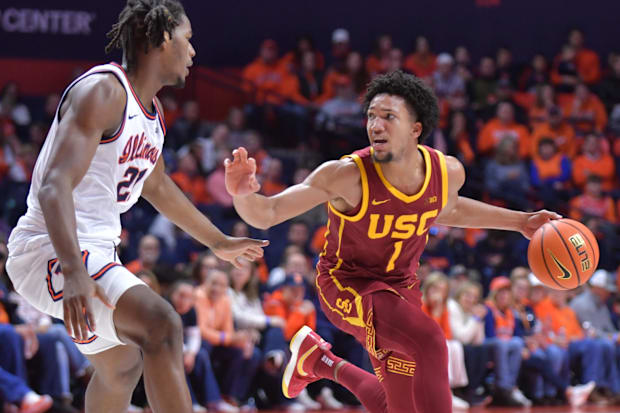 USC Trojans guard Desmond Claude (1) controls the ball as Illinois Fighting Illini forward Morez Johnson Jr. (21) defends.