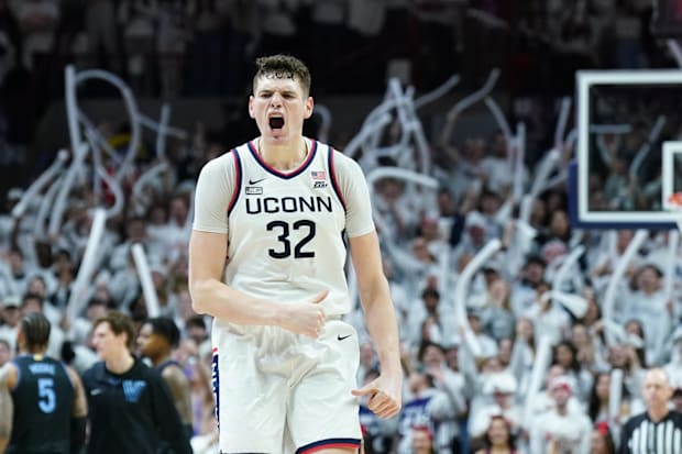 Donovan Clingan (32) reacts after timeout is called