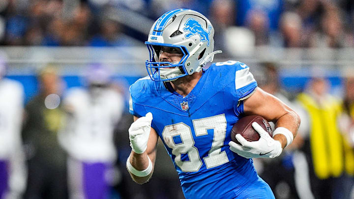 Detroit Lions tight end Sam LaPorta makes a catch against the Minnesota Vikings.