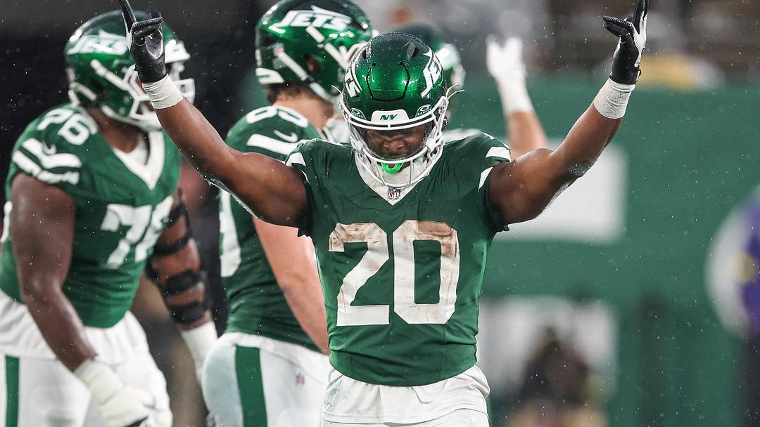New York Jets running back Breece Hall (20) celebrates during the fourth quarter against the Cleveland Browns at MetLife Stadium.