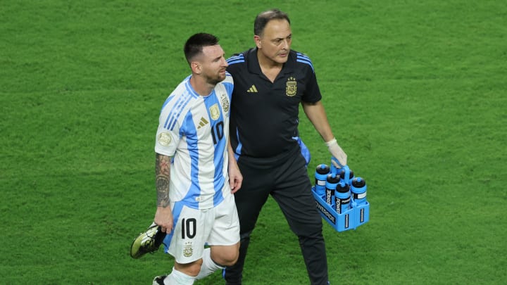 Lionel Messi debió abandonar el partido de la final de la Copa América 2024, acompañado por los médicos de la selección argentina 