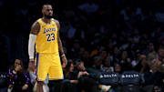 LeBron James se acercó a saludar a la nueva estrella del pitcheo de los Dodgers, Roki Sasaki