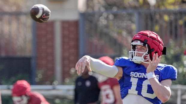 Oklahoma Sooners quarterback John Mateer (10)