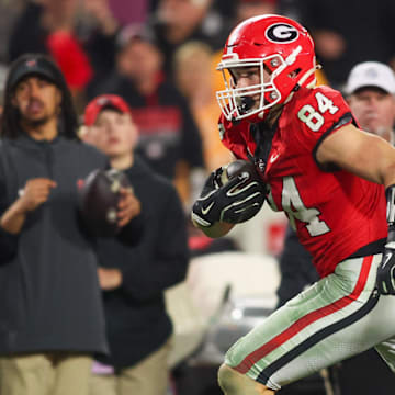 Nov 16, 2024; Athens, Georgia, USA; Georgia Bulldogs tight end Ben Yurosek (84) runs after a catch against the Tennessee Volunteers in the fourth quarter at Sanford Stadium.