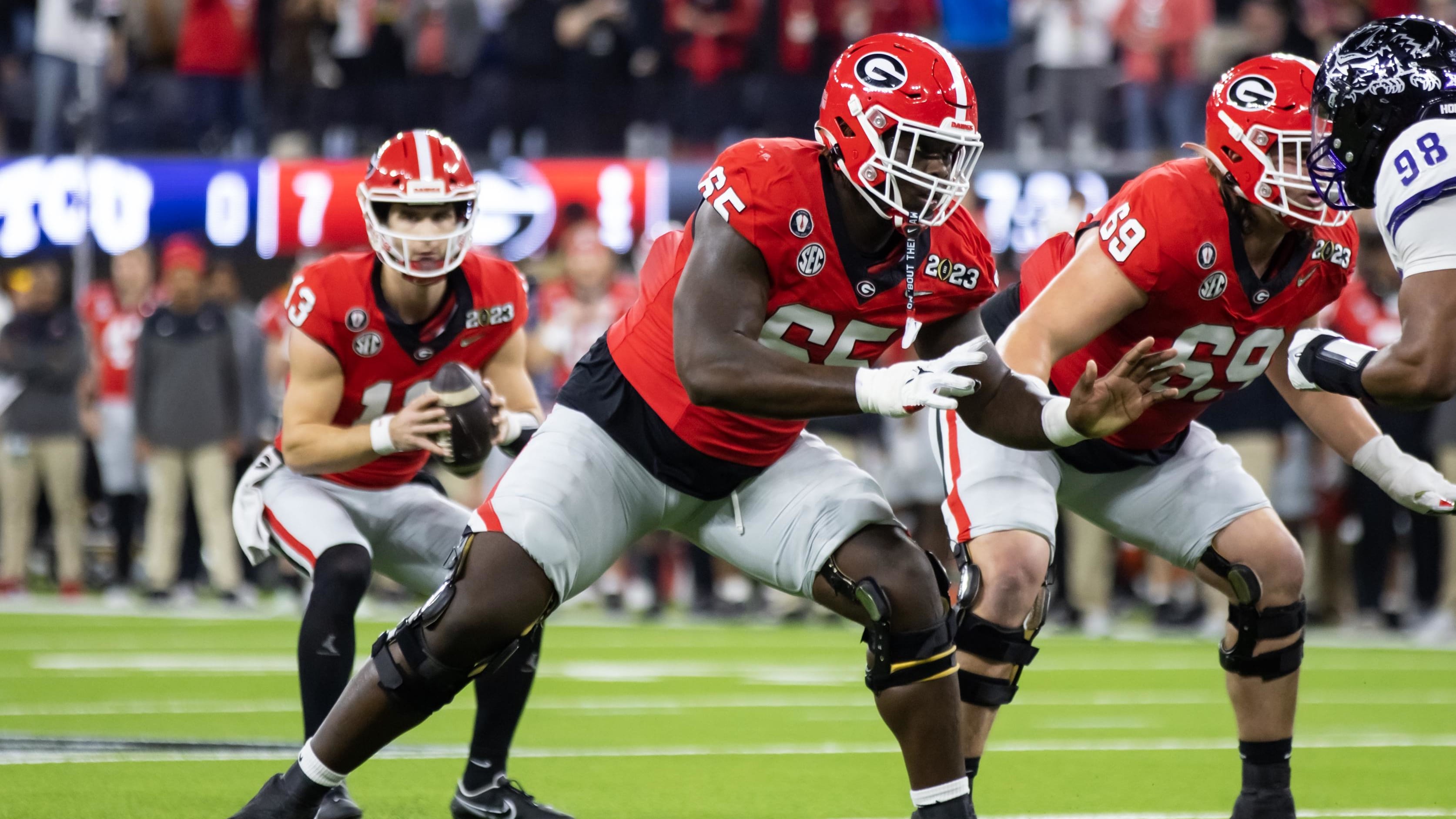 Georgia Bulldogs offensive lineman Amarius Mims lines up during a snap.