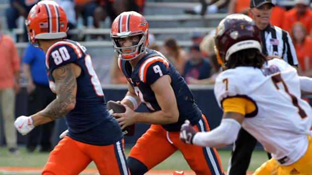 Illinois Fighting Illini quarterback Luke Altmyer (9) runs with the ball against the Central Michigan Chippewas