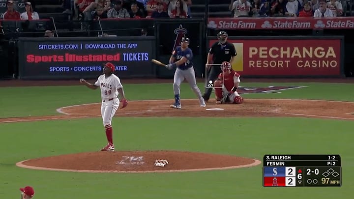 Cal Raleigh didn't leave any doubt on his 40th home run of the year Cal Raleigh didn't leave any doubt on his 40th home run of the year