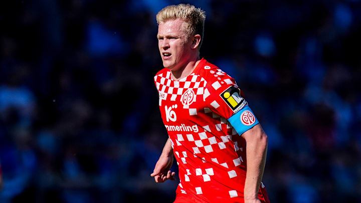 Jonathan Burkardt im Mainz-Trikot. Bald könnte er das Dress von Eintracht Frankfurt tragen Jonathan Burkardt im Mainz-Trikot. Bald könnte er das Dress von Eintracht Frankfurt tragen