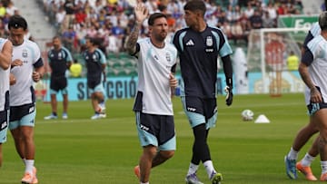 Lionel Messi et les Argentins se sont entraînés à Elche avant de s'envoler pour l'Angola. Lionel Messi et les Argentins se sont entraînés à Elche avant de s'envoler pour l'Angola.