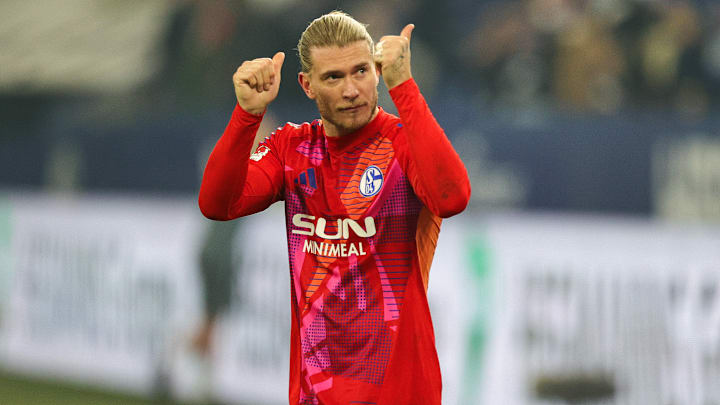 Loris Karius im Schalke-Trikot. Das Dress der Knappen könnte er noch länger tragen. Loris Karius im Schalke-Trikot. Das Dress der Knappen könnte er noch länger tragen.