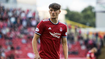 Calvin Ramsay foi anunciado pelo Liverpool neste domingo (19)