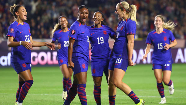 Jaedyn Shaw celebrates with USWNT teammates after scoring against Argentina. 